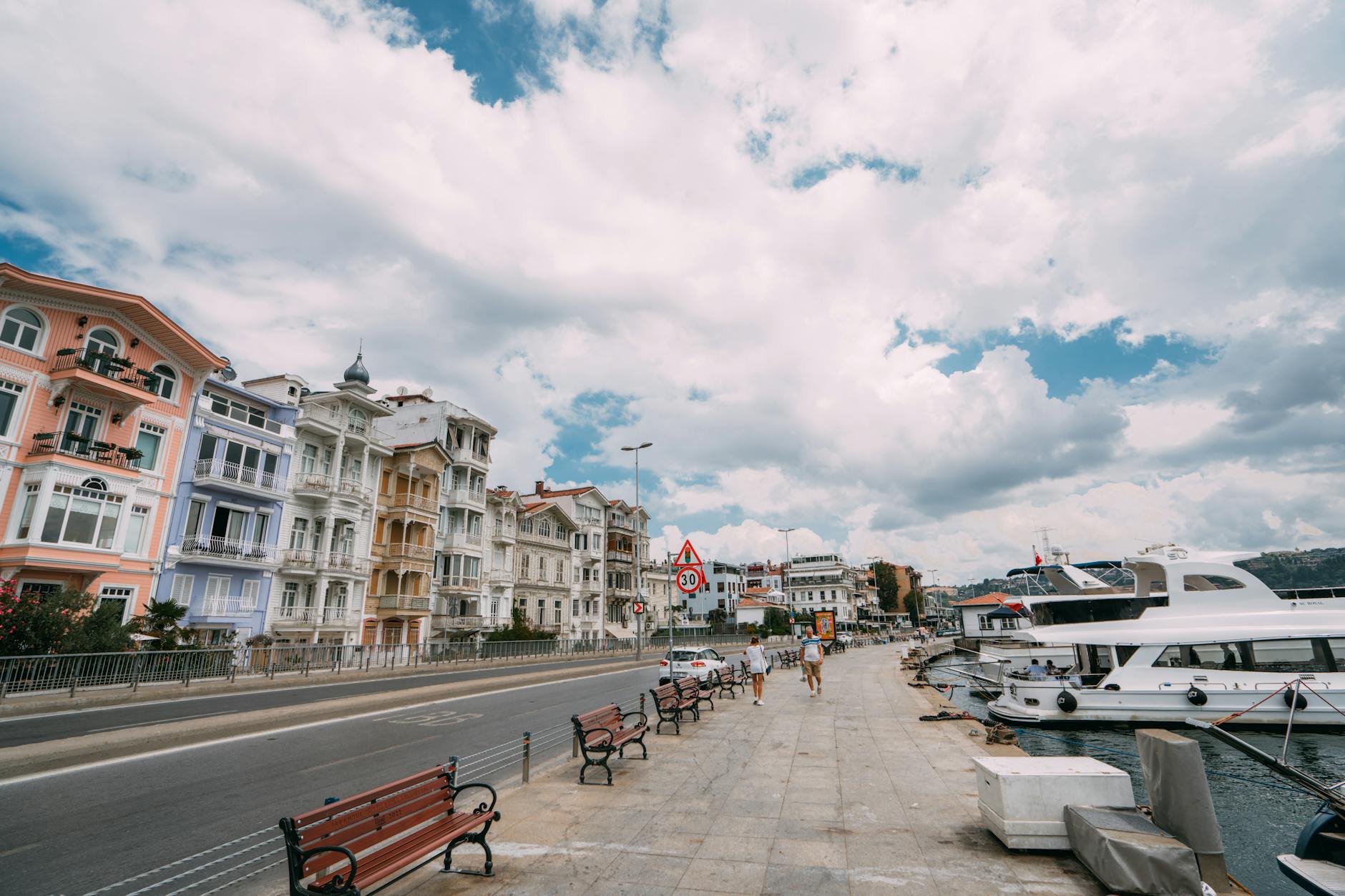 보스포루스 해안을 따라 늘어선 아르나부트쾨이의 화려한 목조 저택과 산책로 풍경입니다.