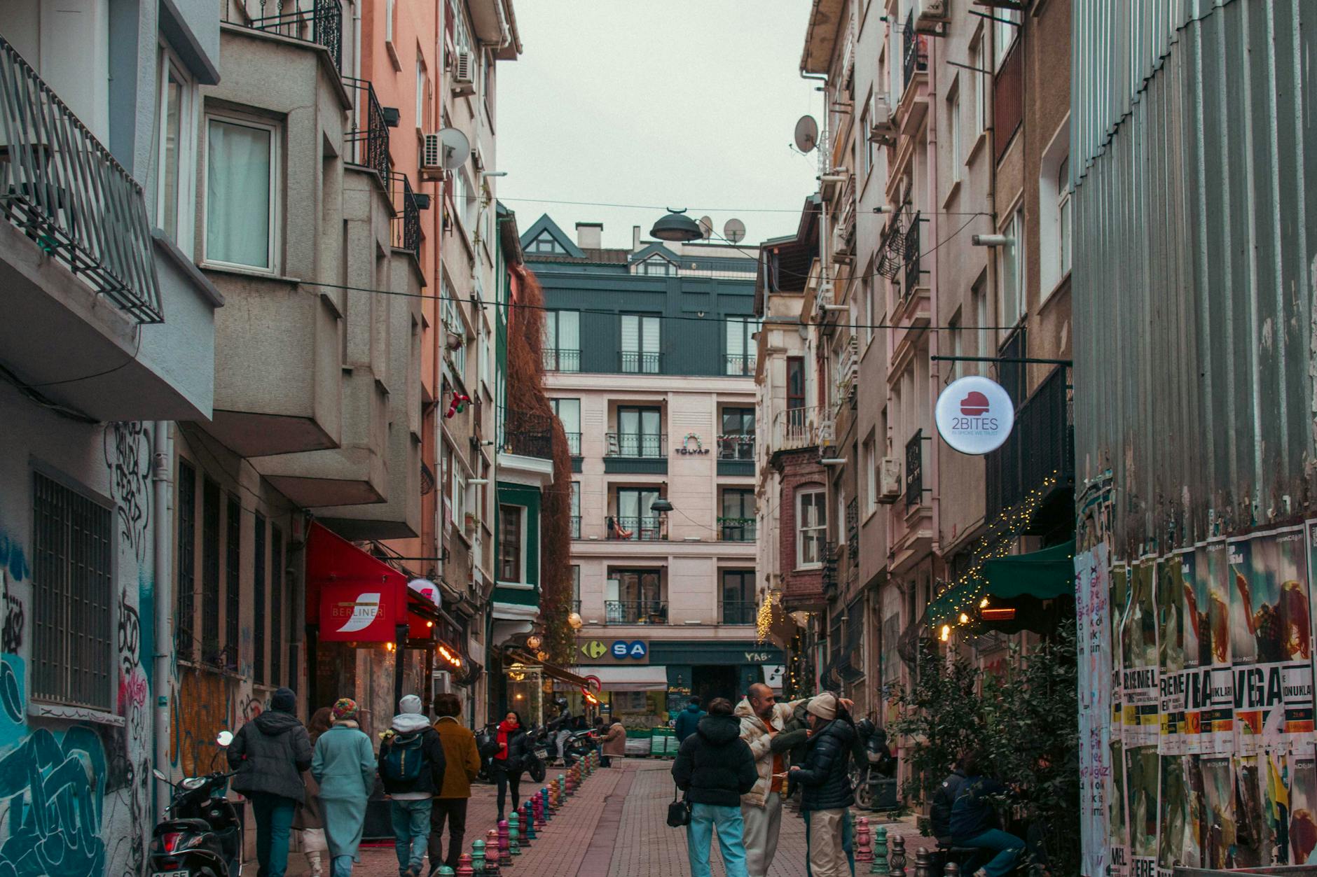 활기찬 분위기가 가득한 베식타시 골목길에서 산책을 즐기는 사람들의 풍경.