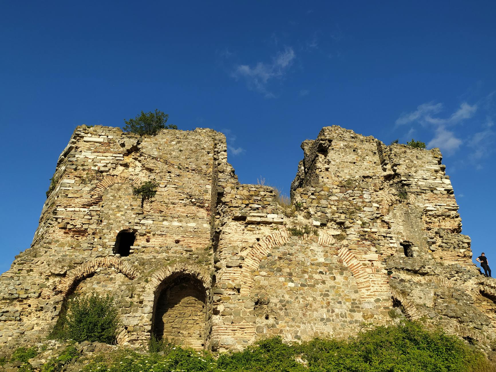 요로스 성채의 거대한 돌벽과 아치형 구조물이 만들어내는 신비로운 유적지 풍경입니다.