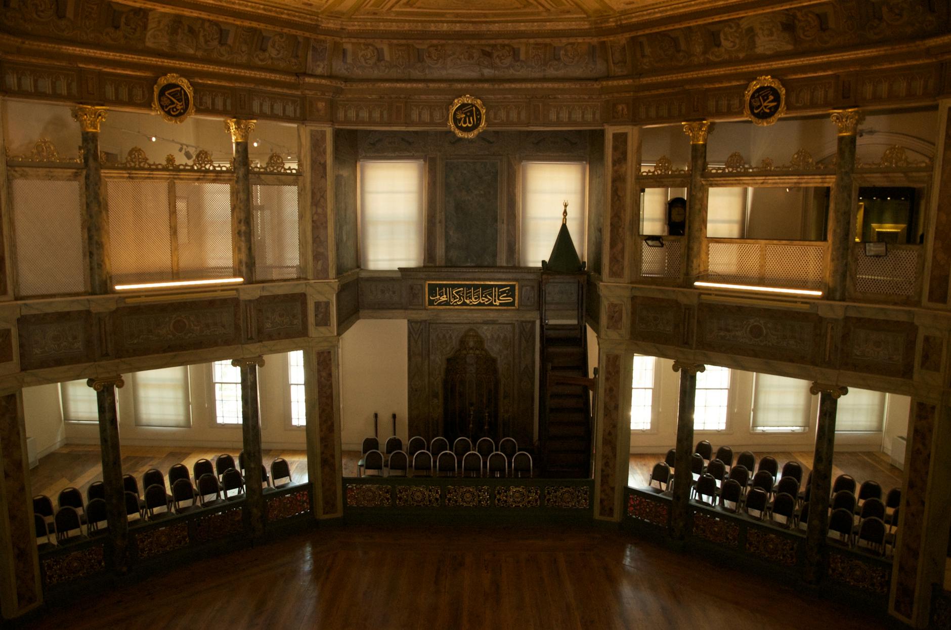 갈라타 메블레비하네 박물관의 고요한 정원 산책과 정통 세마 의식 관람 팁