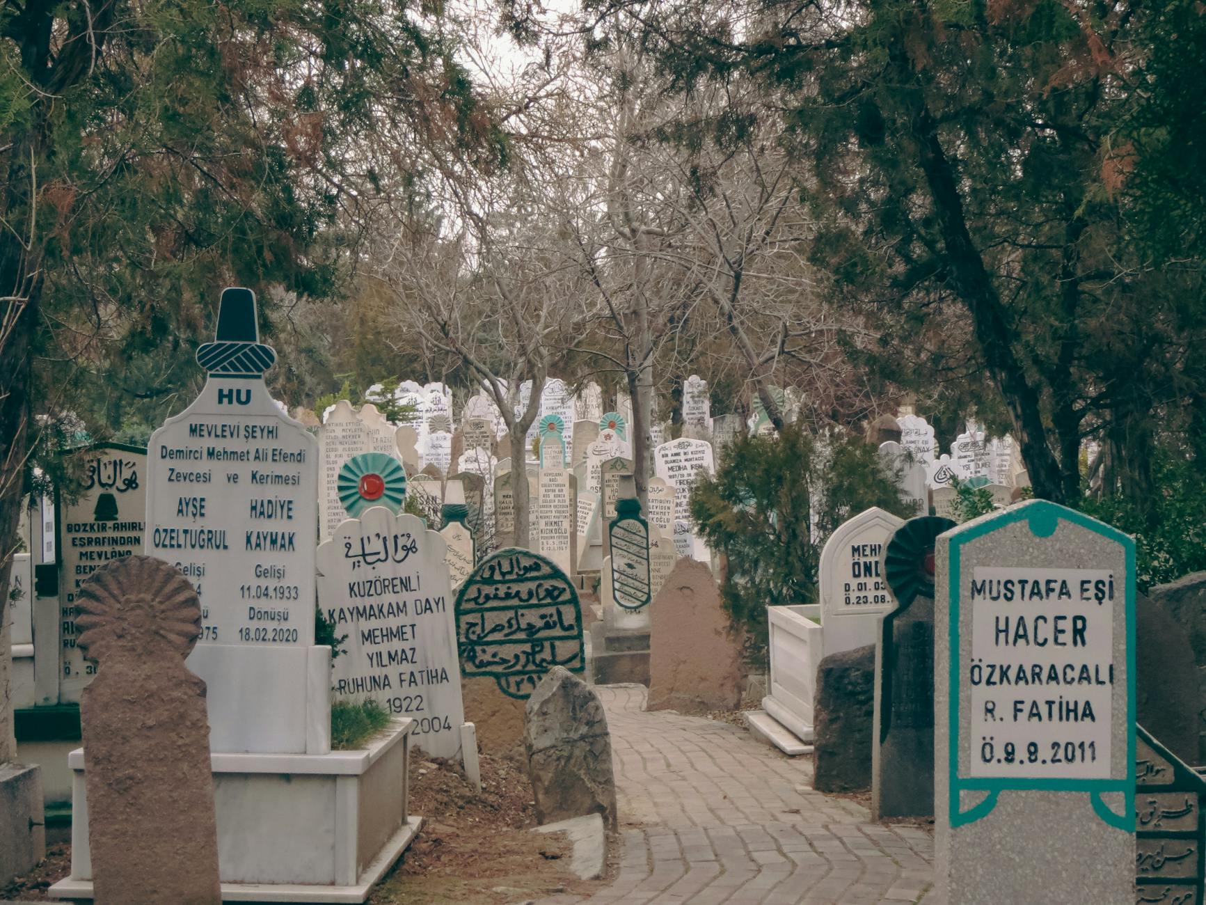 갈라타 메블레비하네 박물관 정원에 위치한 독특한 비석들이 늘어선 고요한 묘지 산책로입니다.