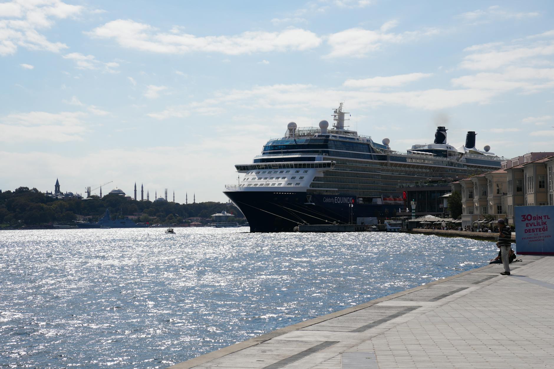 갈라타포트 현대식 크루즈 터미널에 거대한 선박이 정박해 있는 웅장한 모습입니다.