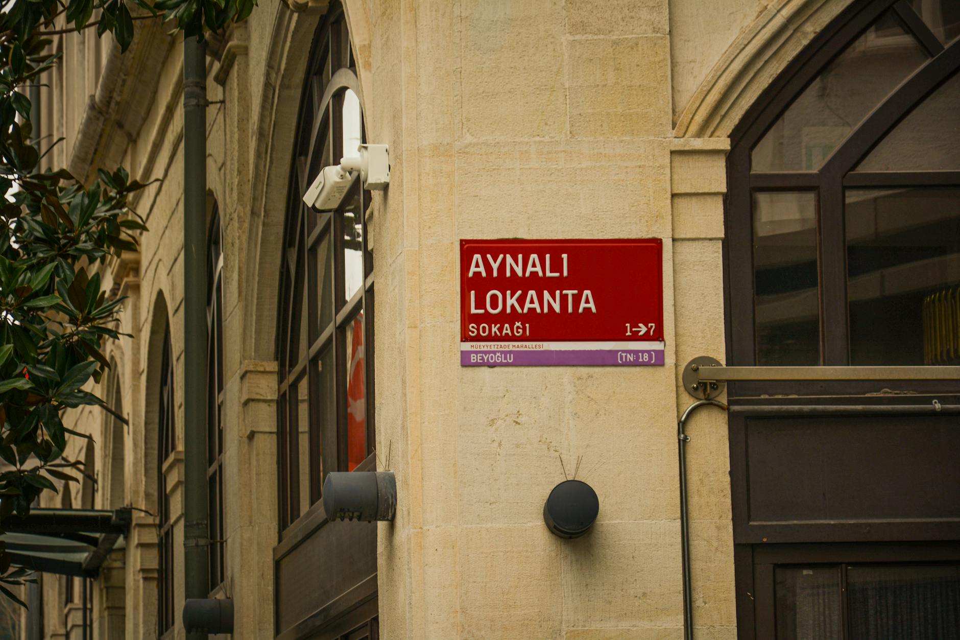 이스탄불 베이욜루 지역의 로칸타 식당가를 안내하는 건물 벽면의 빨간색 표지판
