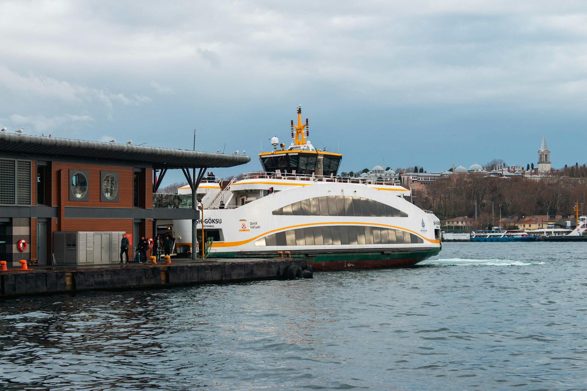 탁심 산책로의 종착점인 카바타쉬 선착장에 정박한 페리의 모습입니다.