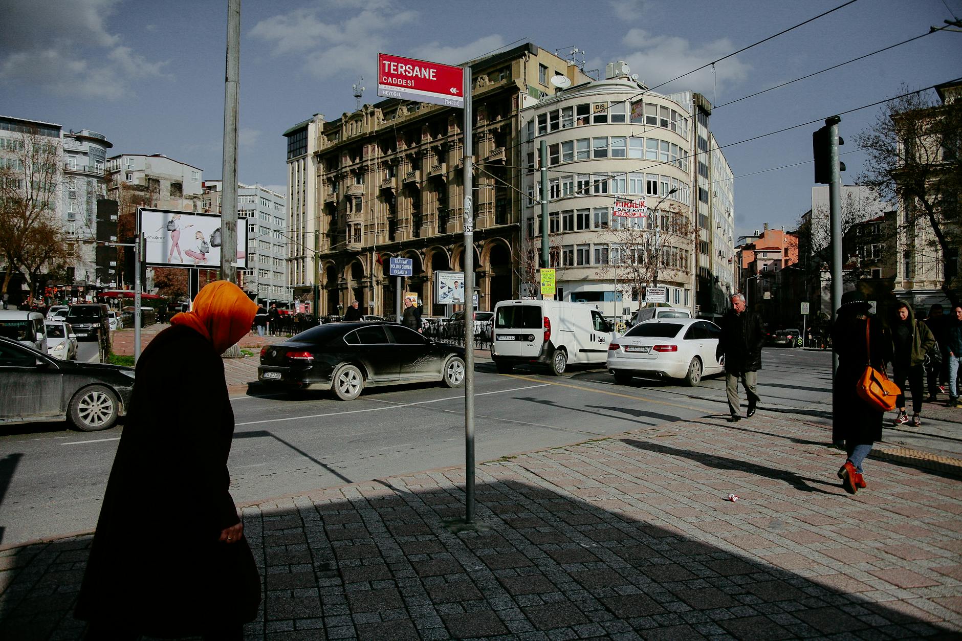 카라쾨이 터사네 거리의 근대 건축물들이 늘어선 활기찬 도로 풍경입니다.