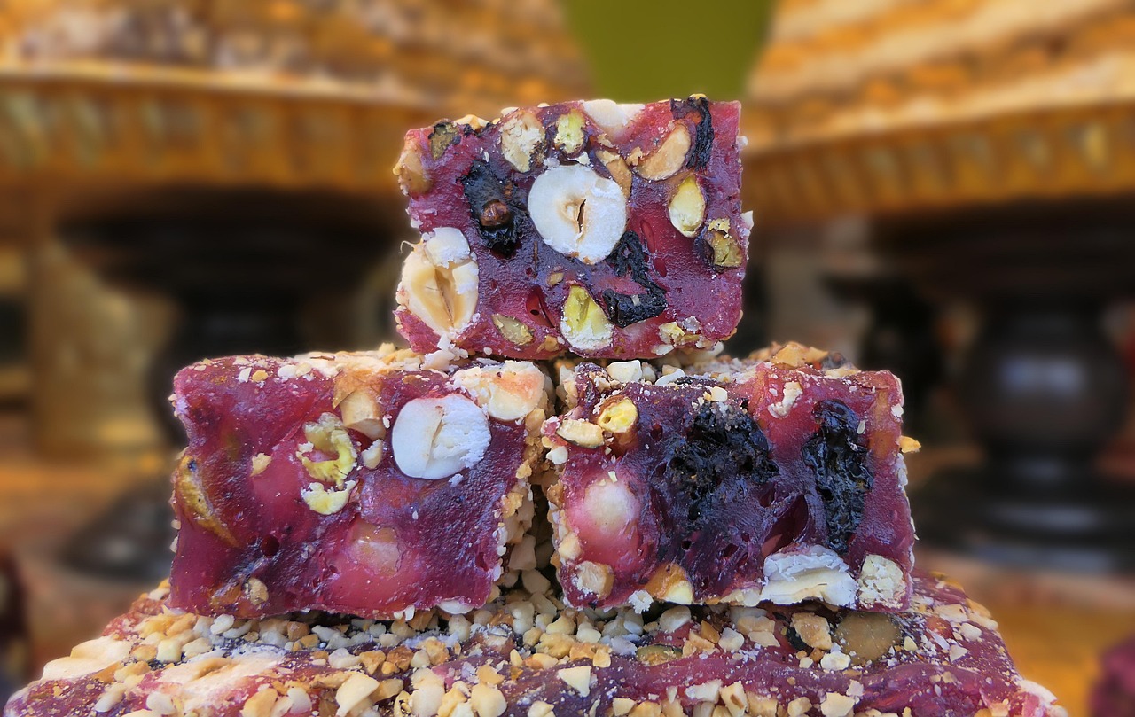 석류 즙과 통 견과류가 듬뿍 들어간 붉은색의 고급 로쿰을 쌓아둔 모습입니다.