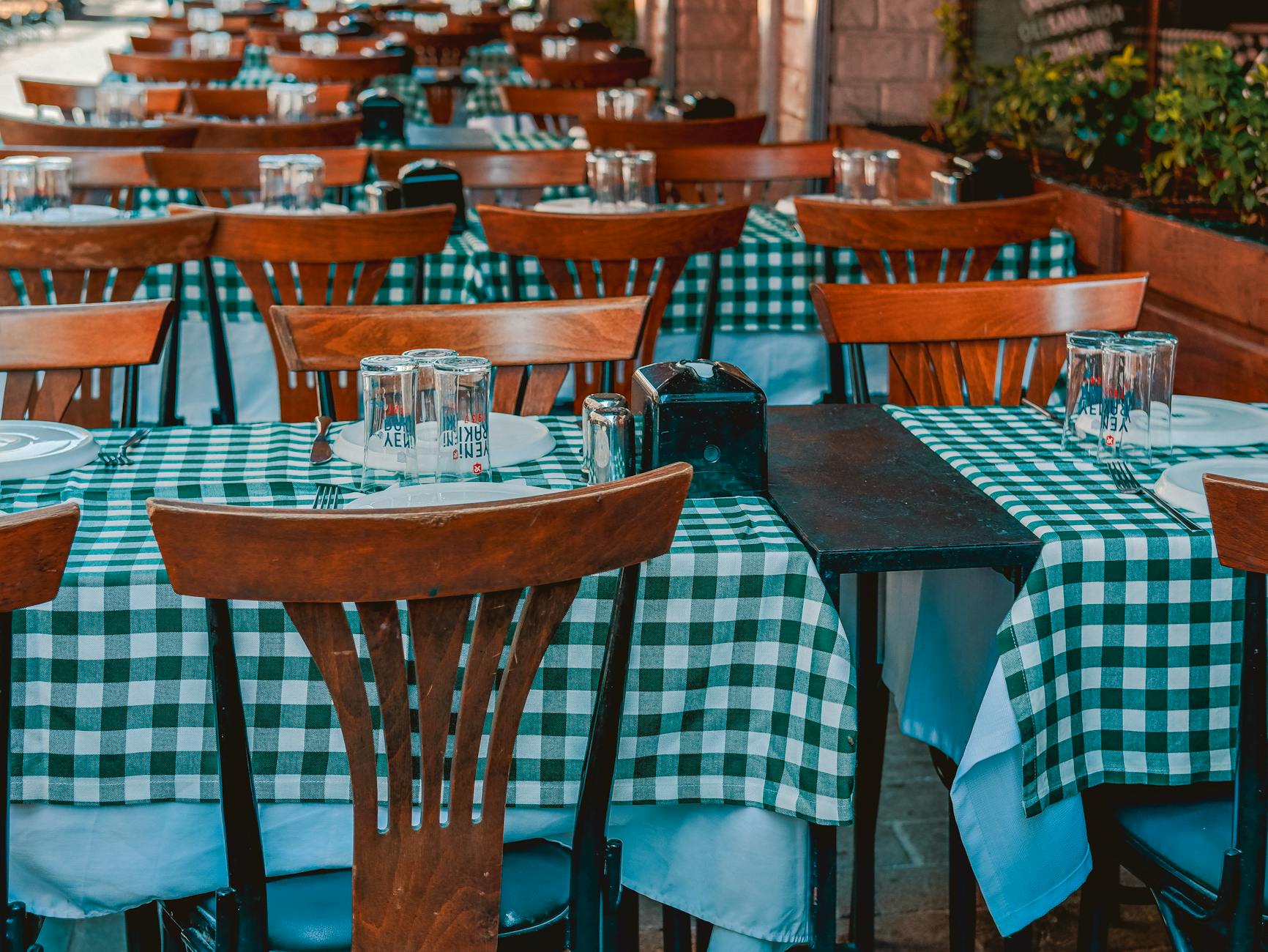 사마티아와 쿰카피 일대 맛집의 정겨운 야외 테이블 세팅 모습입니다.
