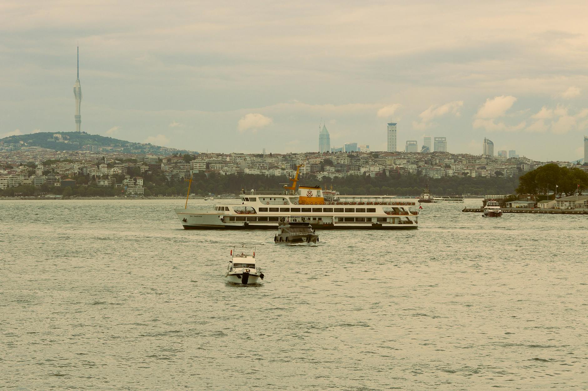 귀뮈슈수이 산책로 높은 곳에서 탁 트인 보스포루스 해협의 전망을 감상할 수 있습니다.