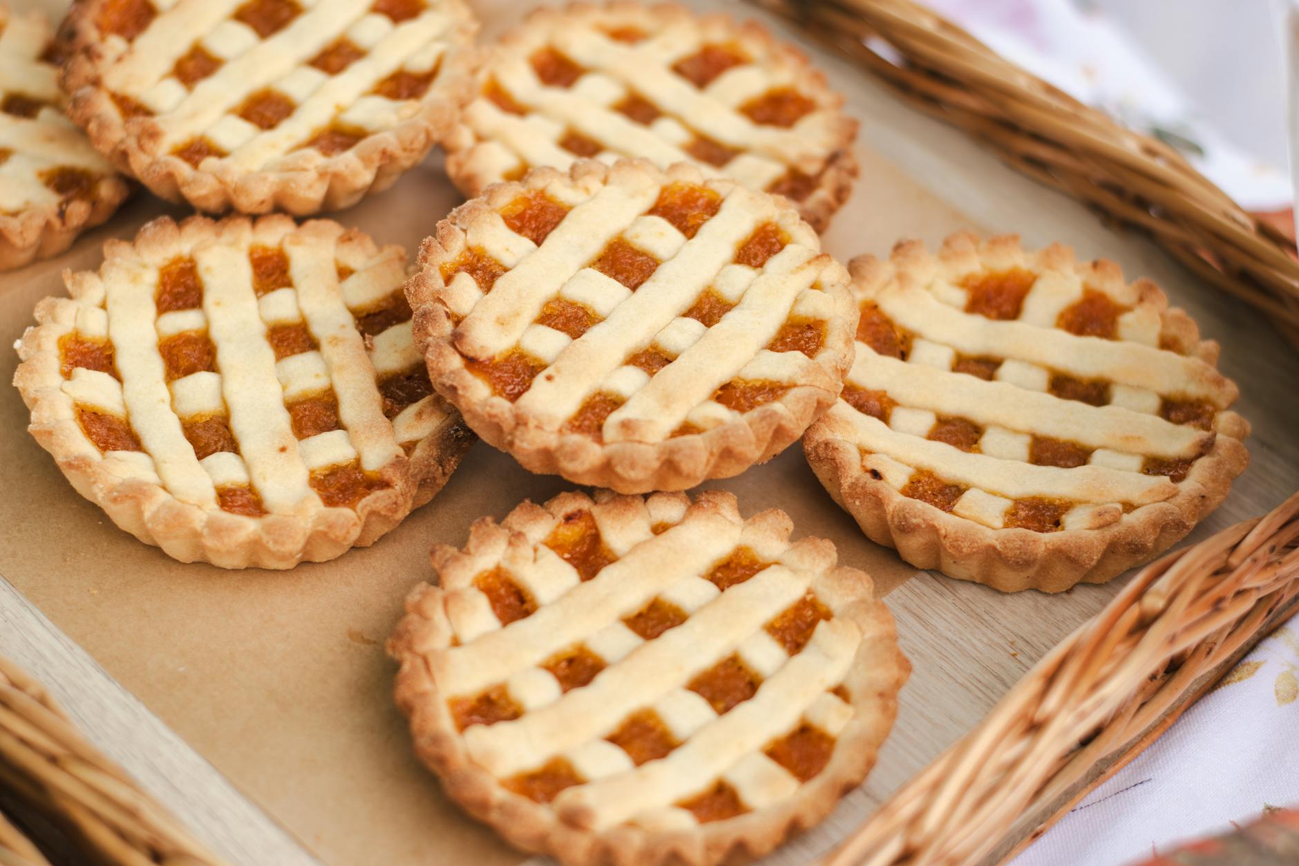 바구니에 가득 담긴 이스탄불 노포의 먹음직스러운 격자무늬 잼 타르트들입니다.