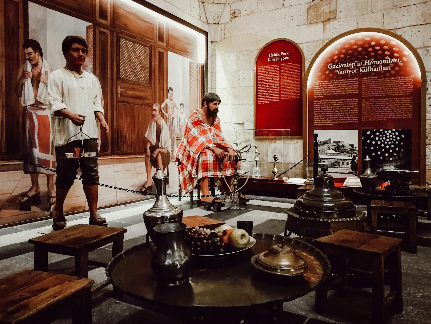 터키 가지안테프 하맘(터키식 목욕탕) 관련 전시 장면. 전통 복장을 한 마네킹들과 과일, 향로 등이 전시되어 있다.