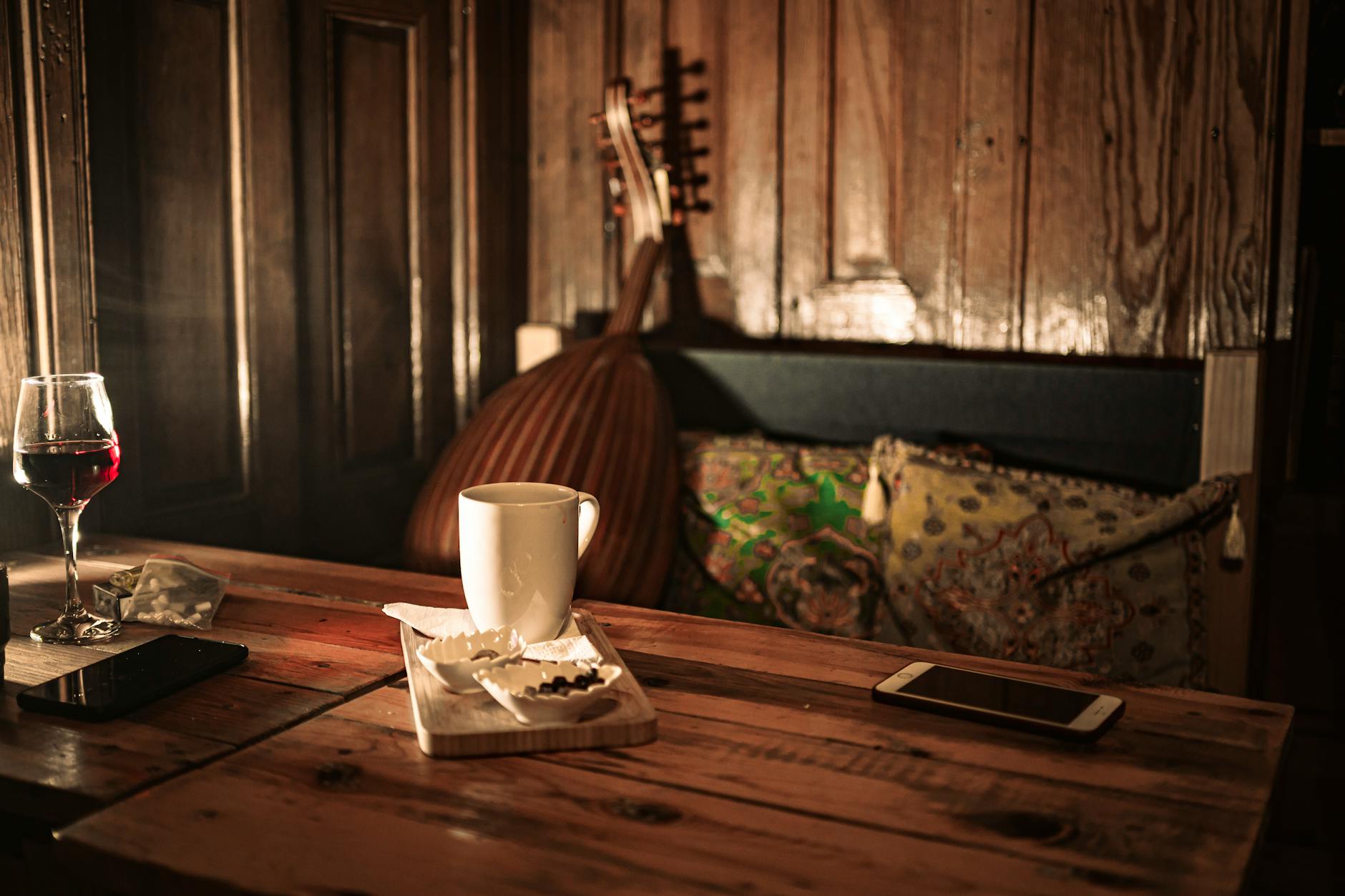 갈라타와 베이올루의 로컬 와인바에서 터키 토착 품종 와인과 메제를 즐기는 법