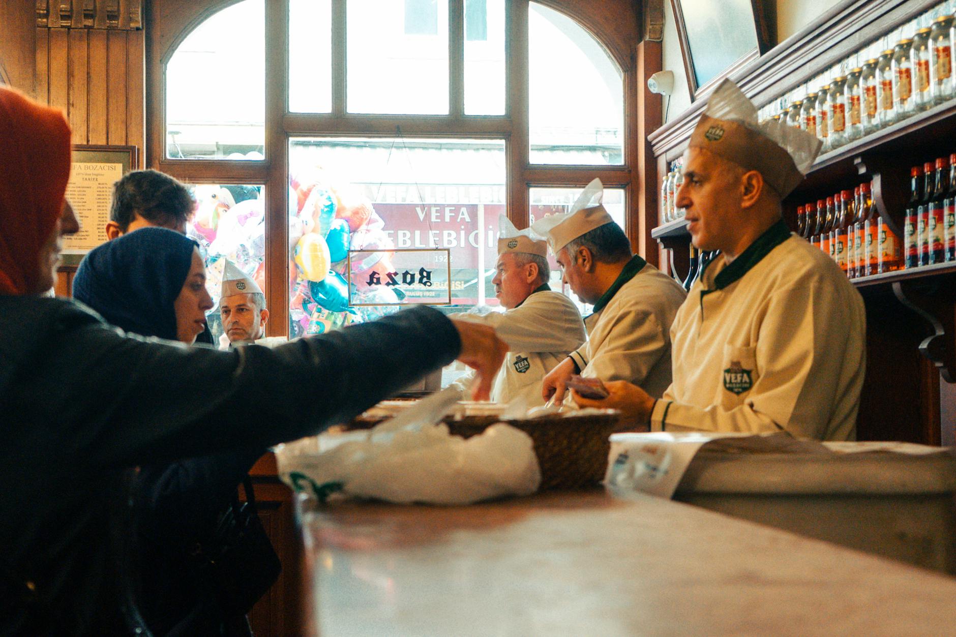 전통적인 분위기의 베파 보좌시 내부에서 직원들이 손님들에게 음료를 서빙하는 모습.