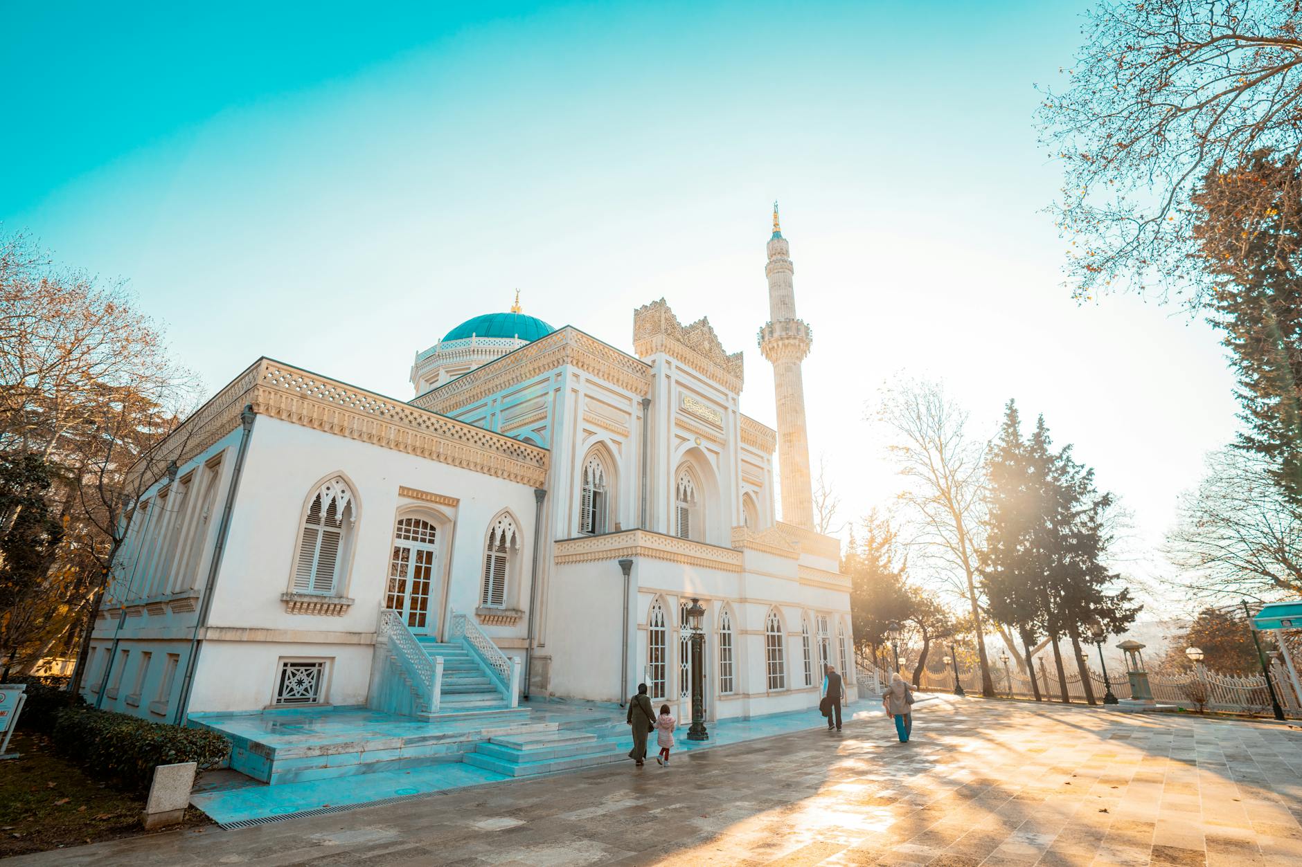일디즈 공원 산책로 입구에 위치한 하얀색 외관의 일디즈 하미디예 자미 전경입니다.