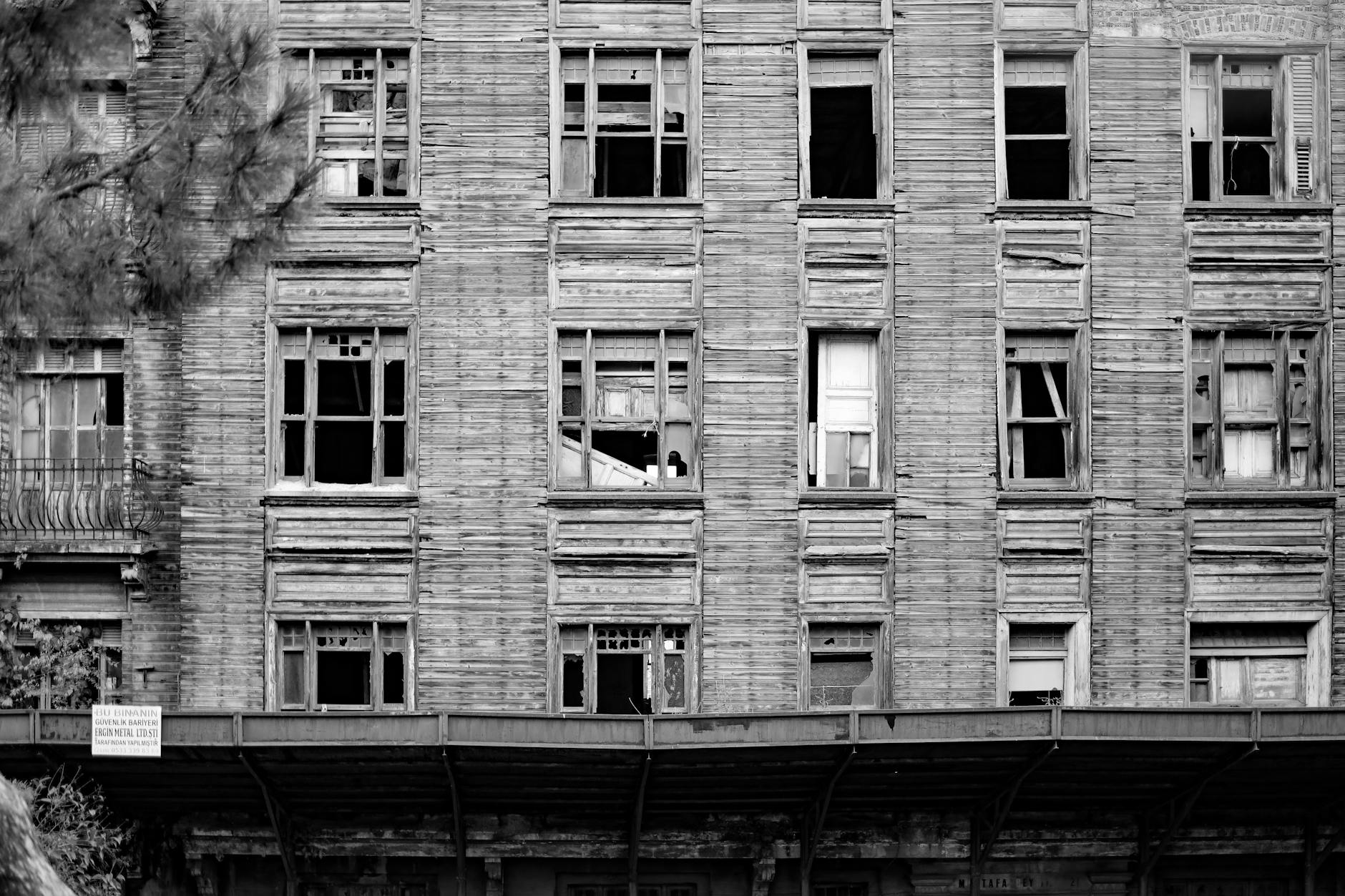 제이레크 마을의 역사적인 정취를 간직한 오래된 전통 목조 건물의 창문과 외벽입니다.